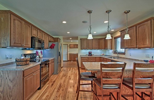 Mauston House | CLOSE TO CASTLE ROCK LAKE AND WI DELLS! GREAT FOR GROUPS OR MULTIPLE FAMILIES