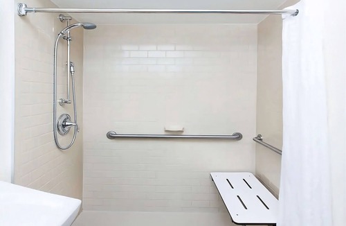 Ashley Oaks Hostel | Close to Concord Park! Dog-friendly Suite with Private Kitchen! Parking, Gazebo!