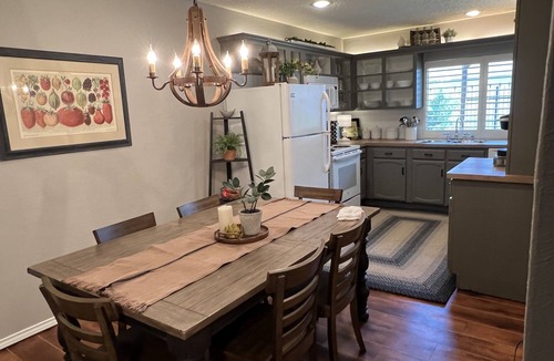 Bedford House | Close to DFW airport, steps to running/bicycling trail, shopping & sport events