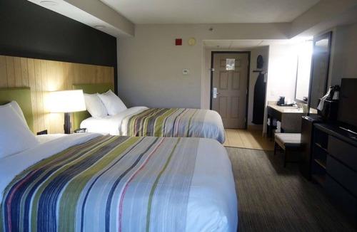 Pigeon Forge Hotel | Close to Dollywood | Free Parking + Breakfast