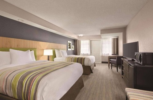 Pigeon Forge Hotel | Close to Dollywood | Free Parking + Breakfast