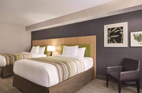 Pigeon Forge Hotel | Close to Dollywood | Free Parking + Breakfast