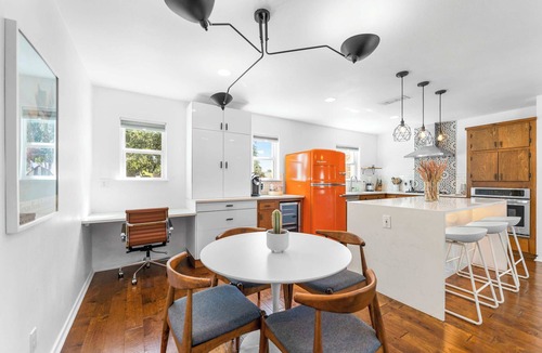Oak Forest House | Close to Domain,DT,Shopping | Chic & Serene | 3BR
