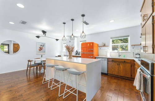 Oak Forest House | Close to Domain,DT,Shopping | Chic & Serene | 3BR