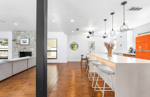 Oak Forest House | Close to Domain DT Shopping Chic Serene 3BR