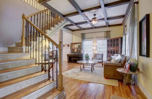 East Side House | Close to Downtown, 11-Person Swim Spa-Hot Tub, 75" TV 4 Movie Nights, Spacious, Walk To Restaurants, Ping Pong