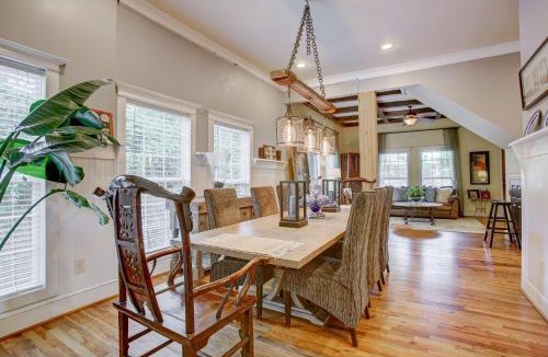 East Side House | Close to Downtown, 11-Person Swim Spa-Hot Tub, 75" TV 4 Movie Nights, Spacious, Walk To Restaurants, Ping Pong
