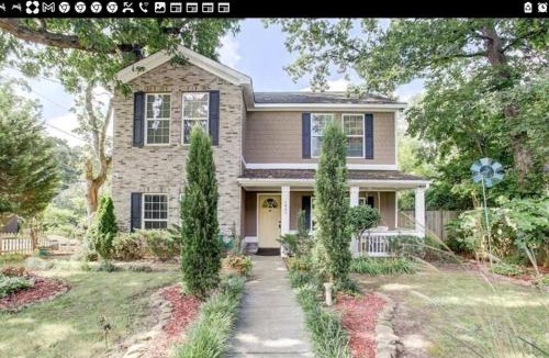East Side House | Close to Downtown, 11-Person Swim Spa-Hot Tub, 75" TV 4 Movie Nights, Spacious, Walk To Restaurants, Ping Pong
