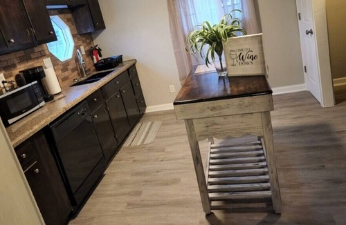East of Broadway House | Close to downtown all hospitals less than ten minutes!! 2