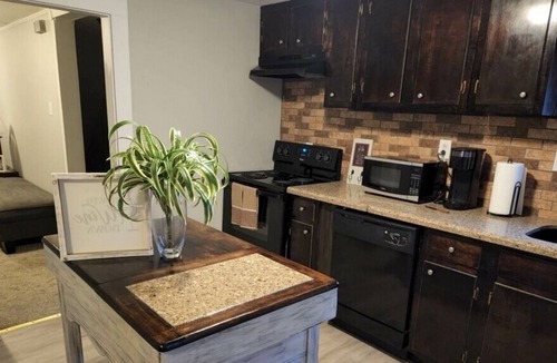 East of Broadway House | Close to downtown all hospitals less than ten minutes!! 3