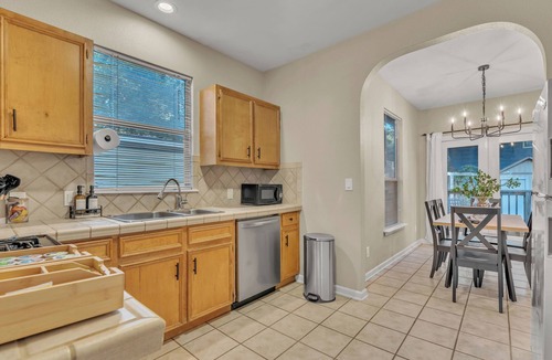 East Cesar Chavez House | Close to Downtown, Close to Airport, Free Parking - Cozy Home in Austin, TX!