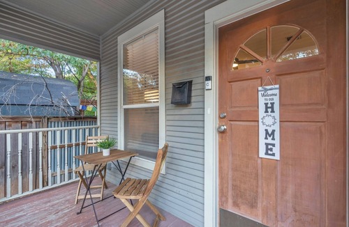 East Cesar Chavez House | Close to Downtown, Close to Airport, Free Parking - Cozy Home in Austin, TX!