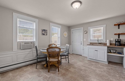 Exeter Apartment | Close to Downtown Exeter-1st Flr 1 Bed+ Office