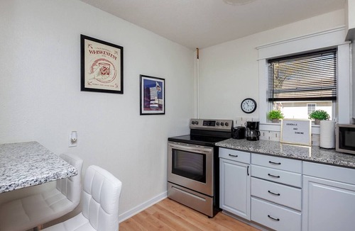 Des Moines House | Close to Downtown~Fun Backyard~Pet Friendly~2 BDRM