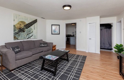 Des Moines House | Close to Downtown~Fun Backyard~Pet Friendly~2 BDRM