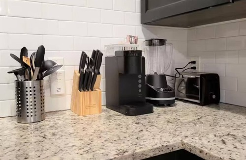 Greater East End House | Close to Downtown/King Bed/Fast Wi-Fi/Smart TV's