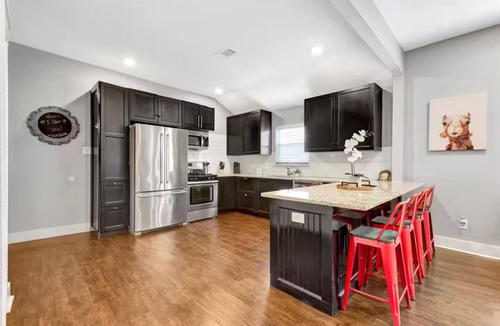 Greater East End House | Close to Downtown/King Bed/Fast Wi-Fi/Smart TV's
