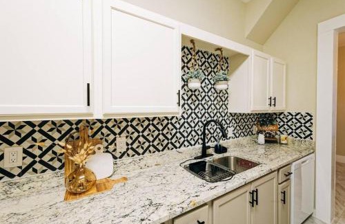 Riverside House | Close to Downtown San Antonio,TX with private backyard and firepit