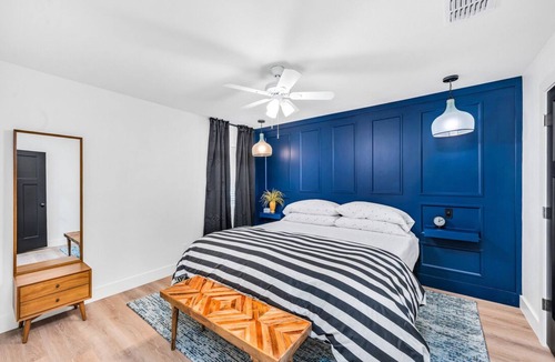 Austin Ave. Villa | Close to Downtown Waco **EV CHARGERS, Outdoor Projector, Swings, 2 Fire pits