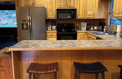 Blue Ridge Cabin | Close to downtown, walk to lake. Huge outdoor deck. Spring specials.🌸🌺