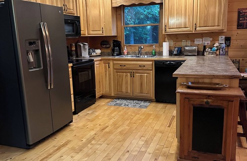 Blue Ridge Cabin | Close to downtown, walk to lake. Huge outdoor deck. Spring specials.🌸🌺