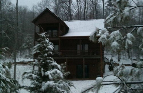Blue Ridge Cabin | Close to downtown, walk to lake. Huge outdoor deck. Spring specials.🌸🌺