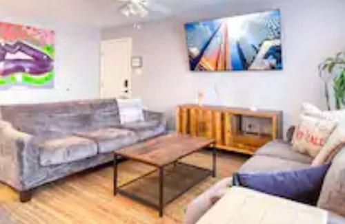 East Riverside - Oltorf Apartment | Close to DT Renovated Modern 2BD/2BA Condo w/ Pool