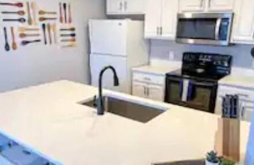 East Riverside - Oltorf Apartment | Close to DT Renovated Modern 2BD/2BA Condo w/ Pool