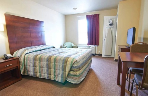 Pleasanton House | Close to Eagle Stadium! Pets are Welcome, Comes w/ Free Parking!