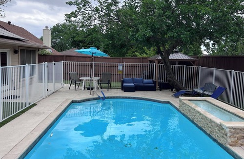 Euless House | Close to everything and quiet for peace