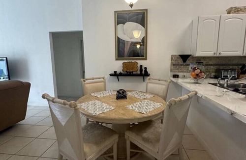 Seasons House | Close to everything, private paradise