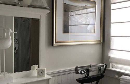 Off Broadway House | CLOSE to everything/Private Bath