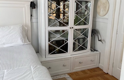 Off Broadway House | CLOSE to everything/Private Bath