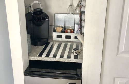 Off Broadway Apartment | CLOSE to everything/Private Bath!