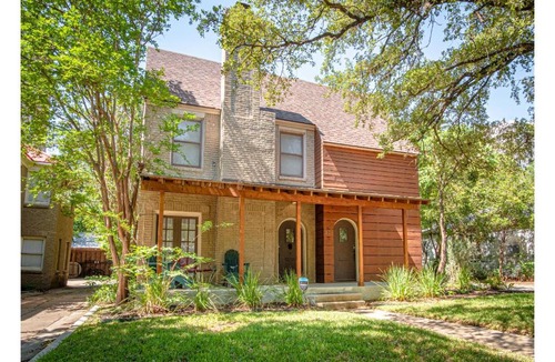 Mahncke Park House | Close to Famous Attractions with Hot Tub and Fire Pit