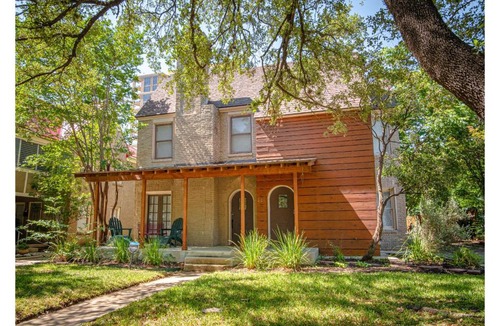 Mahncke Park House | Close to Famous Attractions with Hot Tub and Fire Pit