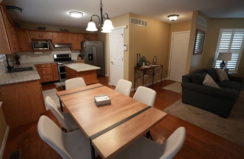 St. Robert House | Close to FLW! Comfy 3Br 2Bth House