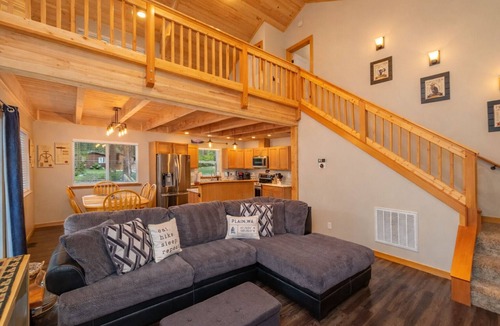 Leavenworth House | Close to Golf/Lake | Hot Tub | Deck | Dogs | BBQ