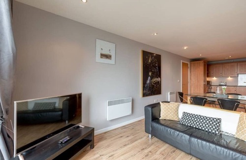 Finnieston Apartment | Close to Hydro/SECC: Modern Riverside Apt with Parking