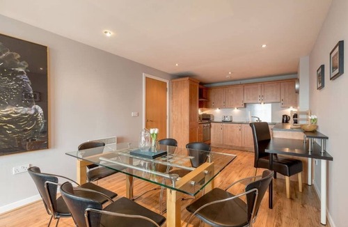 Finnieston Apartment | Close to Hydro/SECC: Modern Riverside Apt with Parking