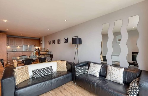 Finnieston Apartment | Close to Hydro/SECC: Modern Riverside Apt with Parking