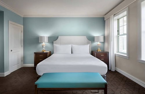 Central West End Hotel | Close to Laumeier Sculpture Park! Pets Allowed! With Parking, Pool & Cinema!