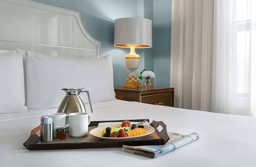 Central West End Hotel | Close to Laumeier Sculpture Park! Pets Allowed! With Parking, Pool & Cinema!