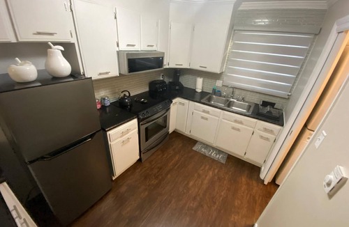 Rohrerstown Apartment | Close to lot of shopping areas, eateries, bars and more. Ideal for monthly stays