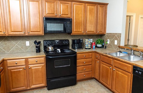 Highlands - Perkins Condo | Close to LSU and Hospitals - King Beds & Pool