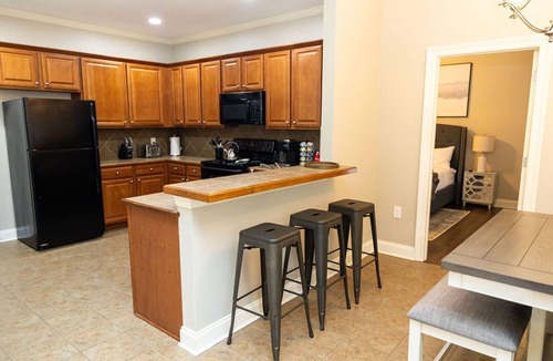 Highlands - Perkins Condo | Close to LSU and Hospitals - King Beds & Pool