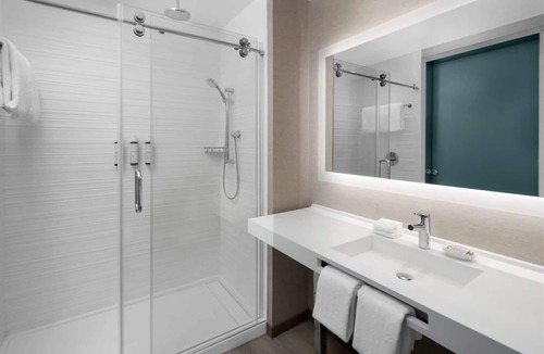 East Lansing Hotel | Close to MSU Campus + On-site Dining. Pool. Gym.