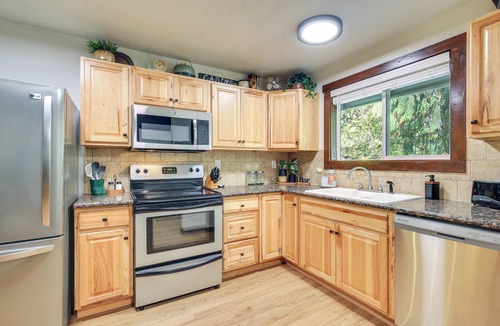 Government Camp Cottage | Close to Mt Hood Skibowl: Retro Rhododendron Cabin