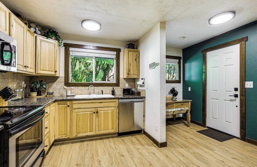 Government Camp Cottage | Close to Mt Hood Skibowl: Retro Rhododendron Cabin