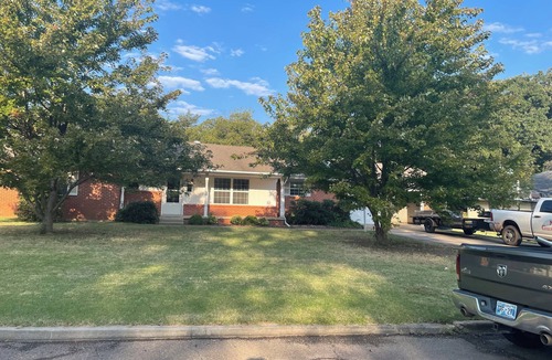 Shawnee House | Close to OU,OBU,TinkerAFB,beautiful3 bed 2 bath,large fencedback yard.Yestopets!